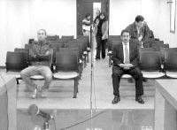 A la isda. el mozu denunciáu. A la dcha., Revilla.